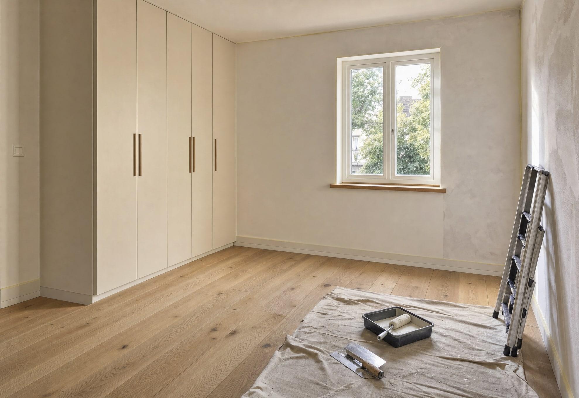 Sfeerbeeld: kamer in afwerking met inbouwkast op maat, gestuukte en geschilderde wanden